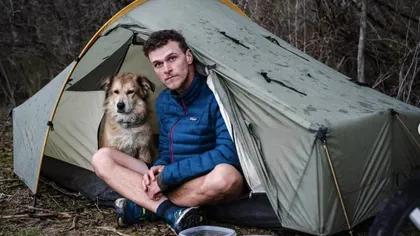 Tânărul care a călătorit pe jos în jurul lumii cu câinele său, însă cea mai mare provocare a fost întoarcerea acasă