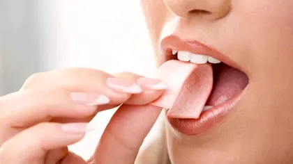 Ce se întâmplă cu adevărat dacă înghiți guma de mestecat: Nu se lipește de mațe. Mitul, spulberat de medici