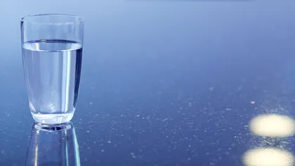 Ce se întâmplă dacă lași în colțul camerei un pahar plin cu apă, oțet și sare. Trucul pe care mulți străini îl folosesc