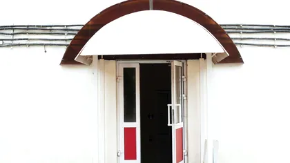 Motivul pentru care ușile clădirilor se deschid spre exterior. Puțini știu care este explicația logică