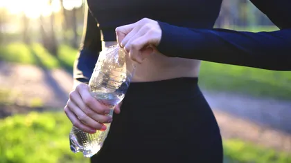 De ce se desface capacul sticlelor de plastic spre stânga. Explicația logică la care nimeni nu s-ar fi gândit