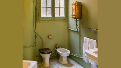 De ce erau rezervoarele de toaletă puse aproape de tavan pe vremuri. Explicație este una simplă