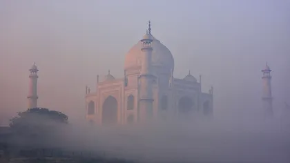 Taj Mahal dispare în smog: Măsuri stricte antipoluare în India