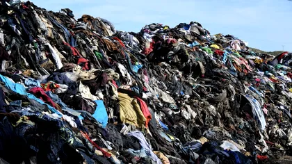 Complet interzis în Europa de la 1 ianuarie 2025. O nouă obligație pentru români când vine vorba de reciclarea și aruncarea hainelor