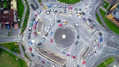 Cel mai nebunesc sens giratoriu din lume. Cine are prioritate și cine o cedează în infamul „Magic Roundabout” din Swindon