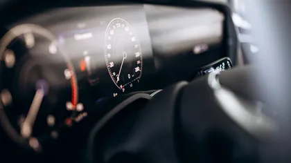 Cum influențează kilometrajul și daunele istoricul vehiculului pe piața auto second-hand