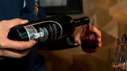 De ce sticlele de vin au o adâncitură și ce rol esențial joacă