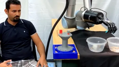 Primul braț robotic controlat cu puterea minții care redă senzația de atingere persoanelor paralizate