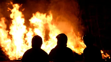 Pagubele create de incendiul din Crevedia: containerele și materialele de construcție pentru noile case ale localnicilor au ars din temelii