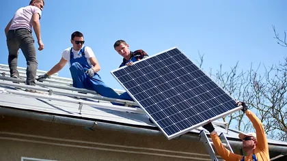 Românii care vor să-și pună panouri fotovoltaice pe casă, victime ale unor țepe de proporții. Fraudele care îi pot lăsa fără banii de la stat