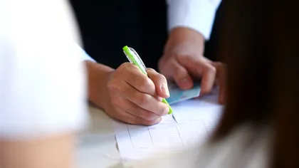 Angajații de la stat care vor da teste scrise pentru a-și păstra jobul. Vor fi evaluați anual