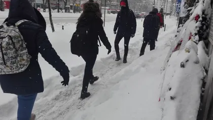 Cine trebuie să cureţe zăpada de pe trotuarul din faţa casei. Amenzile sunt de mii de lei, ce scrie în lege