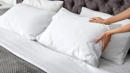 Cum păstrezi pernele pufoase și curate cât mai mult timp. Trucul cameristelor din marile hoteluri