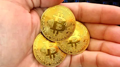 Bitcoin o ia la vale după un început de an fulminant – acum e în „zona roșie”. Cât mai valorează o monedă?