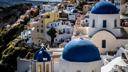 Insula Santorini, ruptă dintr-un scenariu apocaliptic. Nu mai este aproape nimeni în locul adorat de turişti. Oamenii dorm în maşini de frica unui cutremur mare