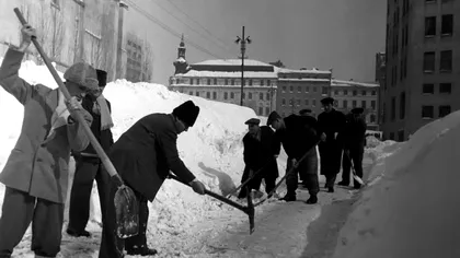 Marele Viscol din 1954, transformat de autorităţile comuniste într-o competiţie. Zeci de mii de femei au ieşit să cureţe zăpada, ordinea în care se efectuau lucrările