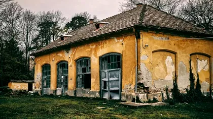 Oraşul părăsit din România în care casele fără uşi sau geamuri se vând cu 100.000 de euro. Motivul pentru care sunt atât de scumpe, de fapt