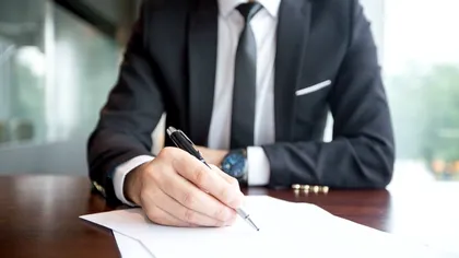 Poprirea pe cont, reguli clare. Ce se întâmplă dacă datornicul își schimbă locul de muncă sau iese la pensie