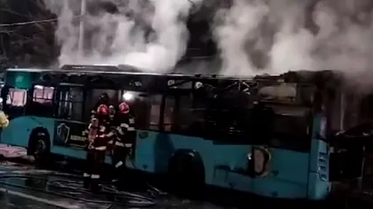 Un autobuz a luat foc joi dimineață în București. Șoferul și pasagerii au reușit să iasă la timp
