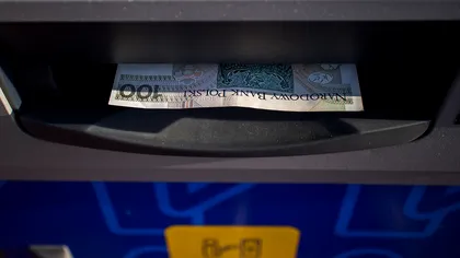 Ce faci dacă găseşti bani rămași în fanta bancomatului. Legea de care puţini români ştiu, unii profită din plin