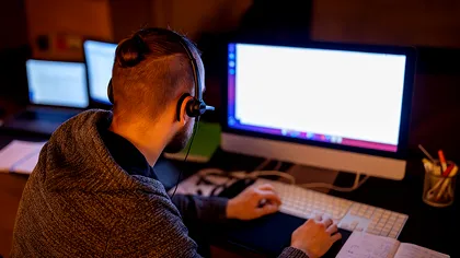 Viața dublă a unui IT-ist care lucrează de acasă: două joburi, bani mai mulți și riscul de burnout. Fenomenul din SUA care tinde să ia amploare în întreaga lume