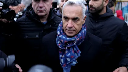 Călin Georgescu sfidează presa şi mulţimea din faţa Judecătoriei Sectorului 1. L-au deranjat întrebările: ”Tăceţi din gură!”