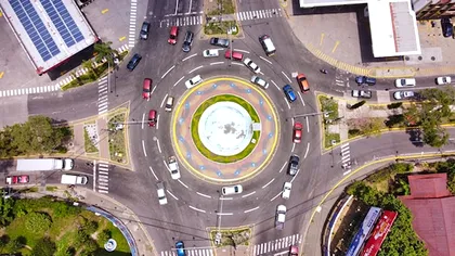 Cine are prioritate în sensul giratoriu? Legea pe care mulţi şoferi o confundă