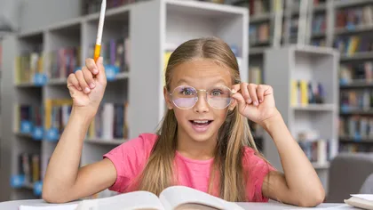Copiii care poartă ochelari la școală pot primi o bursă, fără să se ia în calcul venitul pe membru de familie