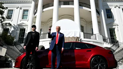 Trump iese să-și susțină prietenul Elon Musk, afectat de boicotul Tesla, și pozează cu vehiculele la Casa Albă într-o încercare disperată de a salva situația
