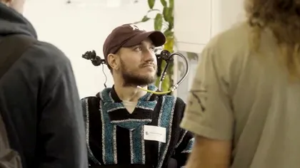 Viața omului care controlează lumea digitală cu puterea gândului. Primul pacient cu implant Neuralink în creier, datorită lui Elon Musk