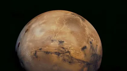 Imagine spectaculoasă cu misterioasa lună Deimos a planetei Marte