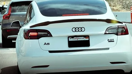 Fenomen bizar în rândul șoferilor Tesla: Își transformă mașinile în Audi, Toyota sau Mazda din cauza lui Elon Musk