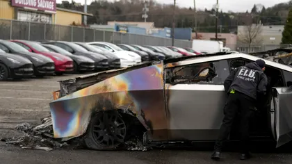 Atacuri incendiare asupra vehiculelor Tesla: autoritățile analizează posibile acte de terorism