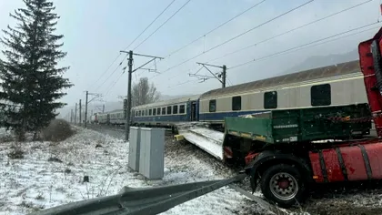 Accident feroviar la Bușteni: un tren cu peste 400 de pasageri a lovit un camion. Traficul feroviar, blocat temporar