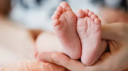 Apar noi detalii despre bebelușul răpit de la maternitatea din Bacău. Mama și tânăra de 19 au avut o înțelegere pentru suma de 5.000 de lei