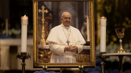 De ce Papa este îmbrăcat în roșu la înmormântare? Semnificația puternică a culorii în tradiția catolică