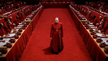 Un nou papă, un secret tulburător: „Conclavul”, filmul care transpune lupta tăcută pentru tronul papal