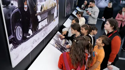 „World Unseen” duce fotografia tactilă prin țară: O expoziție care deschide noi perspective
