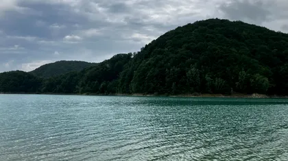 Marea de la munte de lângă Bucureşti. Faci doar o oră din Capitală şi te bucuri de plajă, dar şi de mirosul de brad