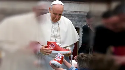 Papa Francisc și motivul pentru care a refuzat pantofii roșii: între istorie, umilință și luxul perceput