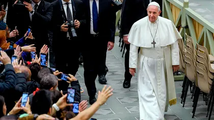 Papa Francisc, înmormântat cu pantofii uzaţi pe care i-a folosit ani de zile. Motivul acestei alegeri