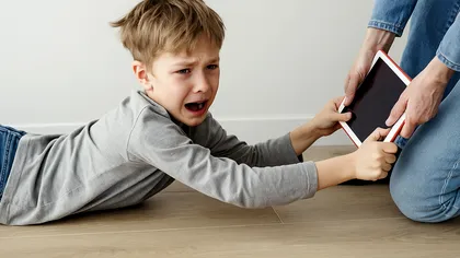 Părinții trebuie să ia decizii dificile privind telefoanele copiilor. Rolul acestora nu este să fie „cel mai bun prieten”, ci ghid și model