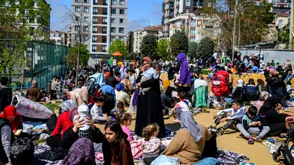 Românii cu vacanțe în Istanbul plătite nu ştiu ce să facă după cutremurul puternic. Ce se întâmplă acum în oraş: ”Sunt oameni care dorm în şcoli sau în corturi”