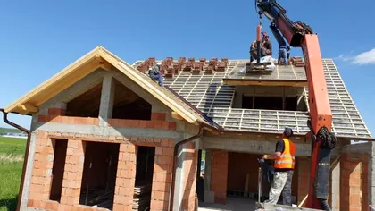 Nici vorbă de criză economică! Românii își construiesc case pe bandă rulantă, deși materialele și costurile cu manopera pentru o casă la roșu au atins un prag record