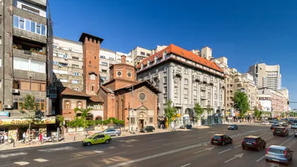 ”Tempus fugit”. Biserica Italiană din București, clădirea care dă ora exactă cu un ceas fără limbi, decorat cu simboluri și cifre romane