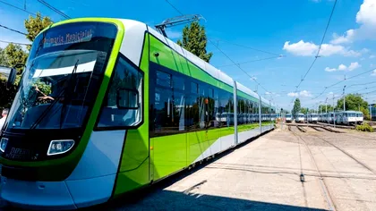 Accident grav pe Calea 13 Septembrie: un tramvai a lovit cinci mașini, vatmanul a fugit