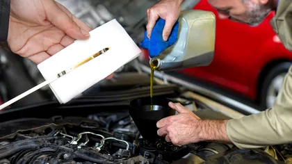Uleiul de motor, o potențială sursă de stres și vizite costisitoare la service. Ce trebuie să știi despre uleiul ”long-life”