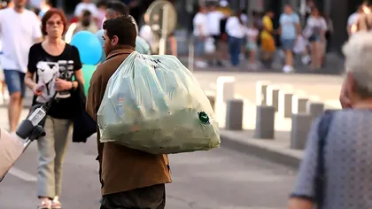 Gunoiul unora, comoara altora. Cât câștigă un român care trăiește zilnic din PET-uri