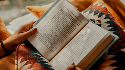 7 audiobookuri perfecte pentru 4 zile de liniște, în mini-vacanța de Paște. Ce alegi între mister, mitologie și o gorilă simpatică?