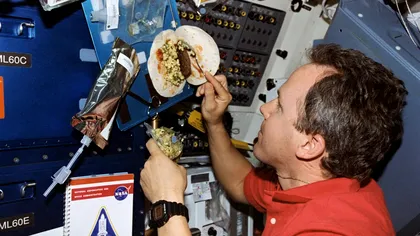 Cât costă hrana unui astronaut în spațiu, pe zi, de fapt. Experimentul care ar putea face mâncarea mai ieftină, dar și mai gustoasă